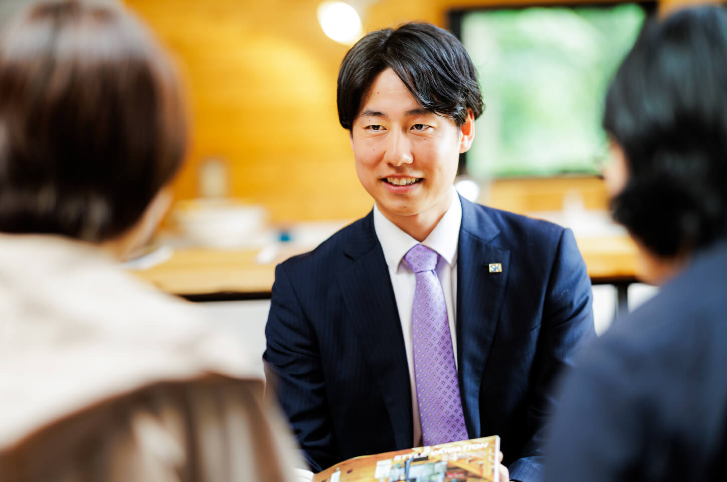 新商品やお得な商品などお伝えする様子