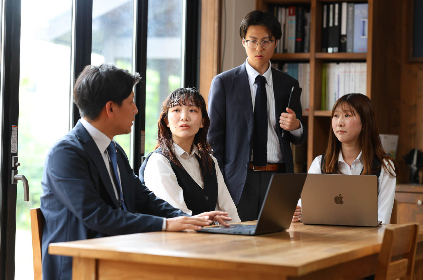 スタッフ同士会話する風景