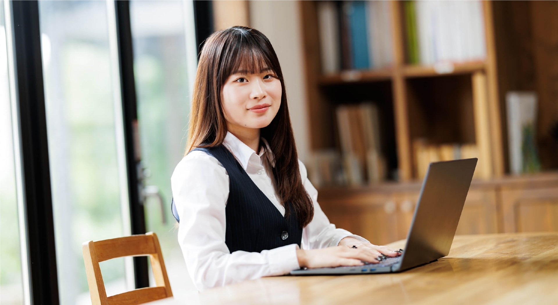 デスクで作業するエスケー住建スタッフ