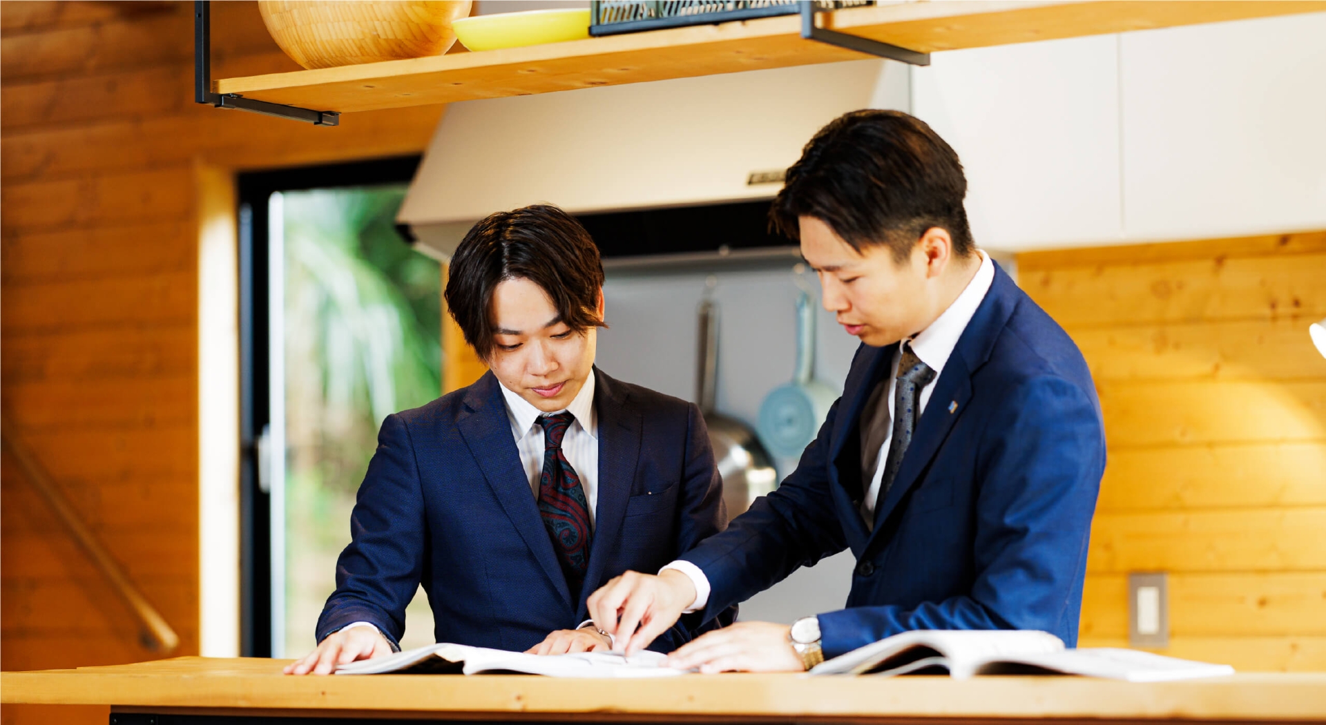 カタログで確認しながら打ち合わせ