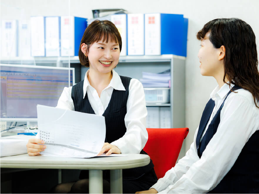 事務職Kさん、同僚と会話中